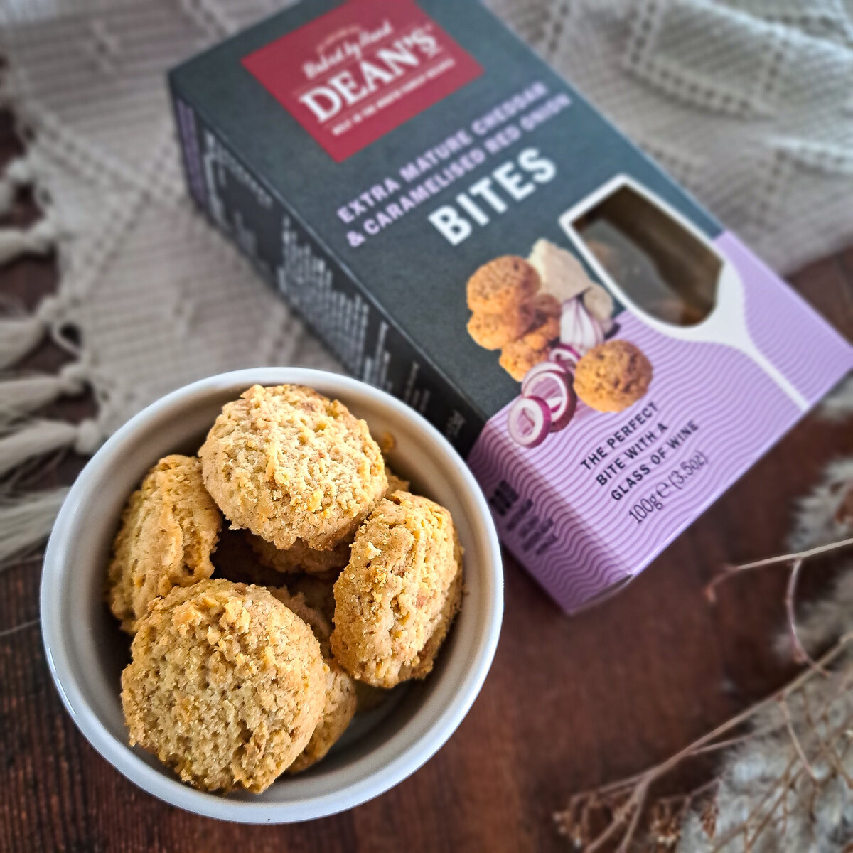 Extra Mature Cheddar & Caramelised Red Onion Bites 100g