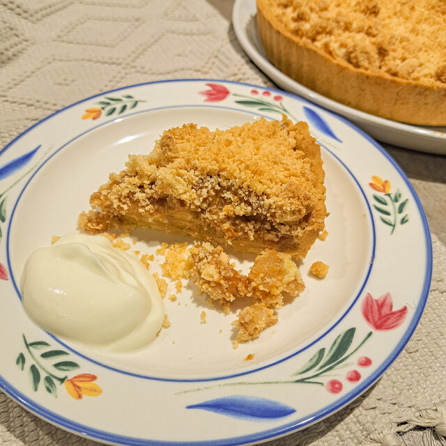 Caramel & Apple Shortbread Crumble Pie