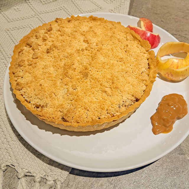 Caramel & Apple Shortbread Crumble Pie