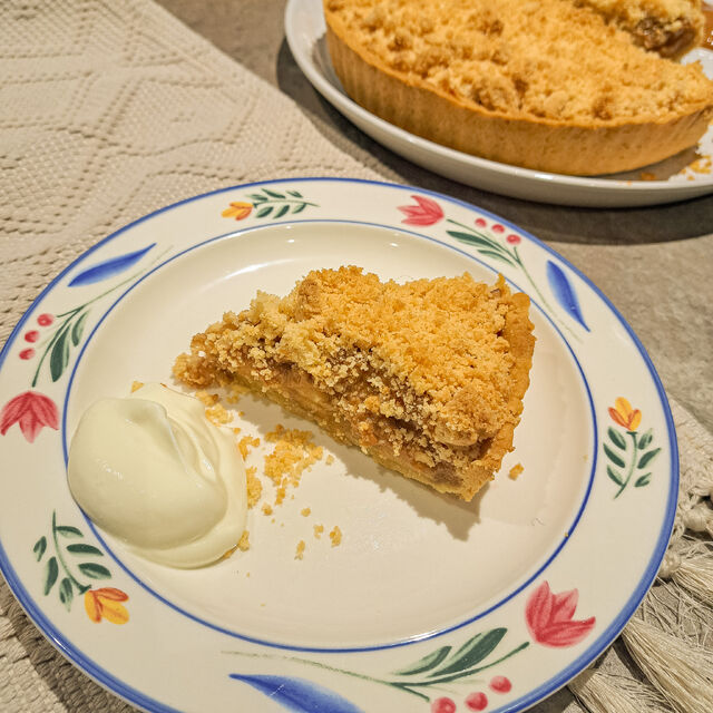 Caramel & Apple Shortbread Crumble Pie